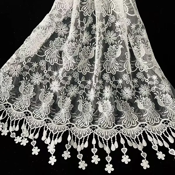 Vezena čipka: razstavna ženska eleganca